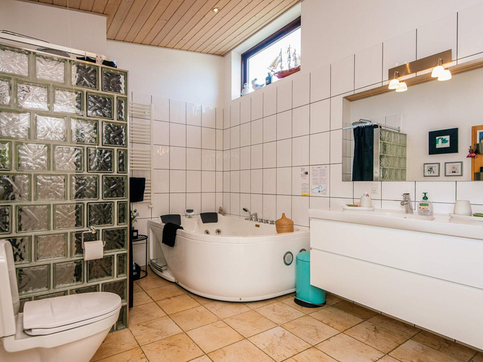 Bathroom 3, 4 Star Holiday Home in Romo, Tønder