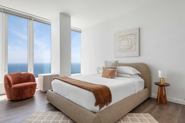 Room 3, Luxe Apts Stunning Lake Views Resort Amenities, Cook