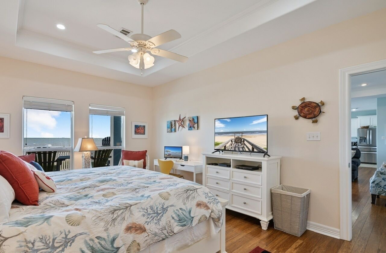 Room 4, Casa Azul 3 Bedroom Home, Galveston