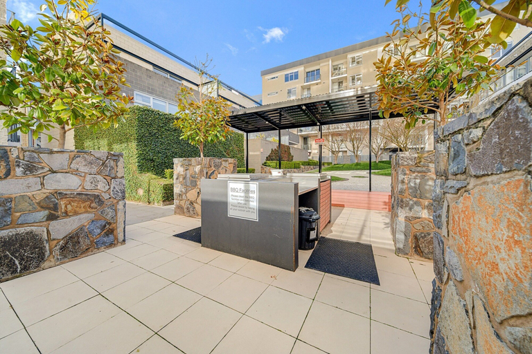 Game room 2, Stylish 1-bed Flat With Pool, BBQ & Sauna Access, Canberra