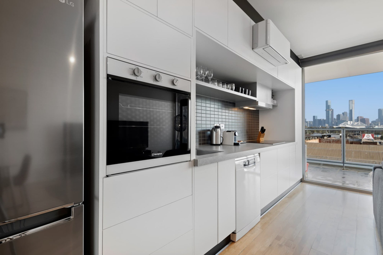 Private kitchen 3, Modern 1-bed, City Skyline Views & Close to Shops, Melbourne