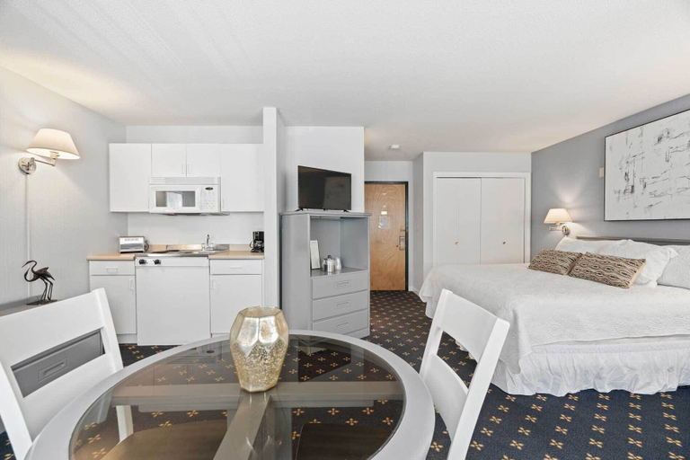 Others 5, The Niantic Inn, New London