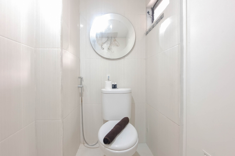 Bathroom 5, Comfy Studio at Gateway Ahmad Yani Cicadas Apartment By Travelio, Bandung