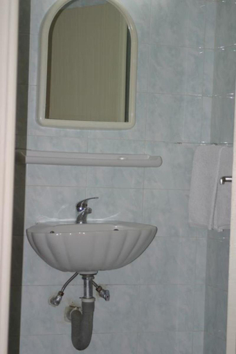Bathroom 3, Alma, Attica