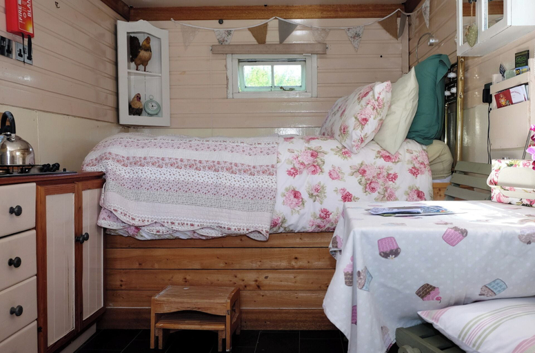 Bedroom, 1bed Cabin Sleeps 2- Parking,fireplace,garden,pets, Cornwall