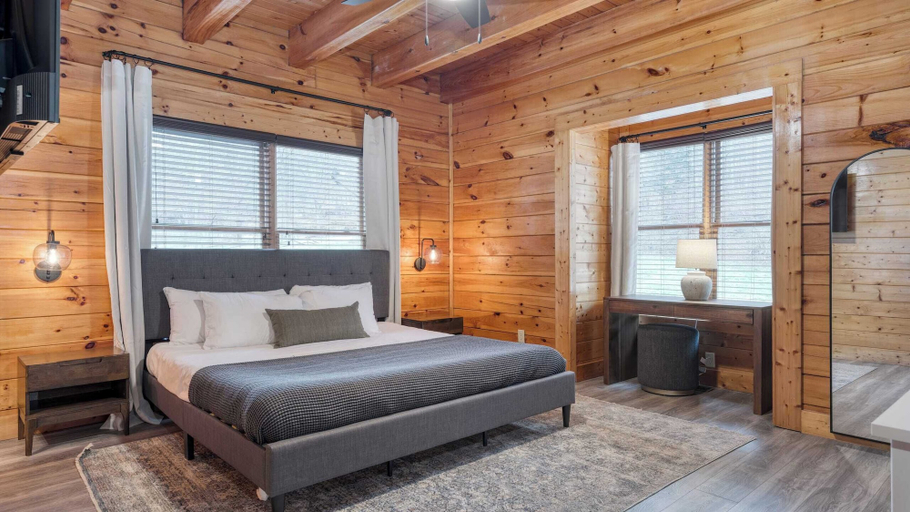 Bedroom 3, Brookshore by Avantstay Relaxing Backyard Creek, 10mins From Pigeon Forge, Sevier