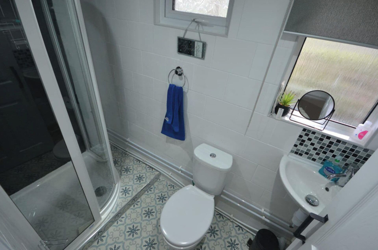 Bathroom 4, 2-bed Cabin Sleeps 4 -small Pets Ok -free Parking, Denbighshire
