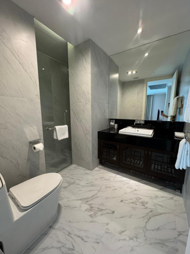 Bathroom 5, Rongratana Executive Residence, Pathum Wan