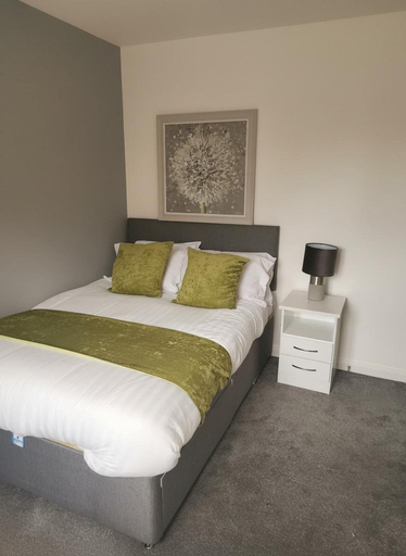 Room 4, 4 Bedroom Home - Sleeps 7, Pet Friendly & Parking, Tameside