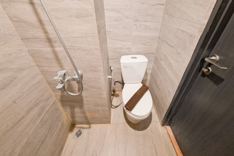 Bathroom 5, Comfortable and Relaxing Living in Studio at Apartment Collins Boulevard by Travelio, Tangerang