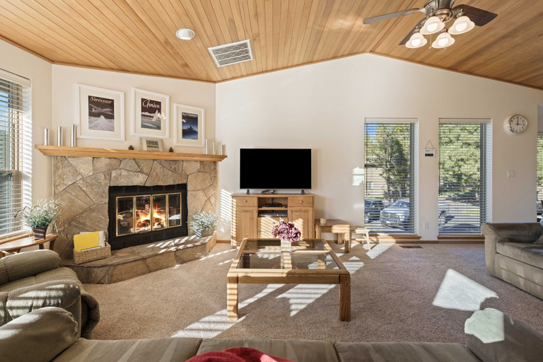 Living area 4, Fairway Village 8 3 Bedroom Condo, Deschutes