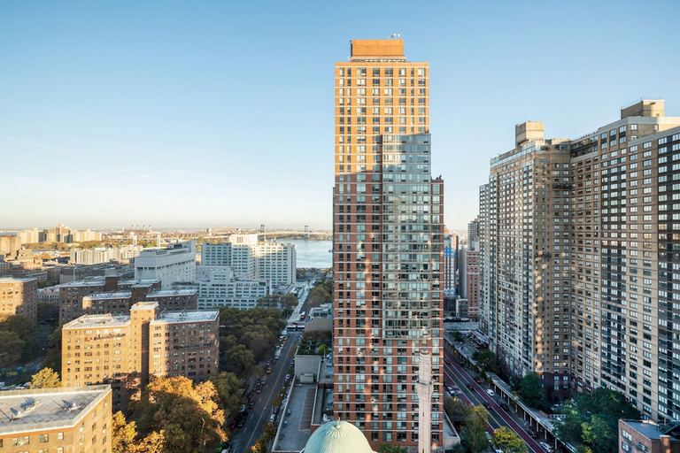 Room 2, Luxury 2 Bed 2 Bath Unit in Prime Location of NYC, New York
