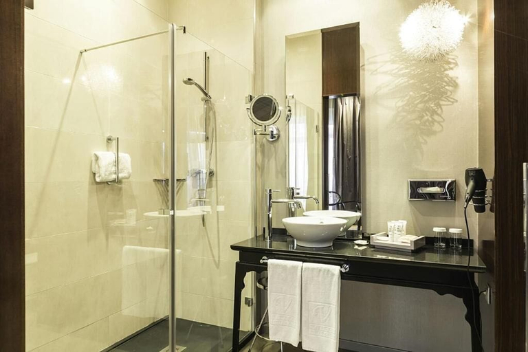Bathroom 5, Vincci Palace Hotel, Valencia
