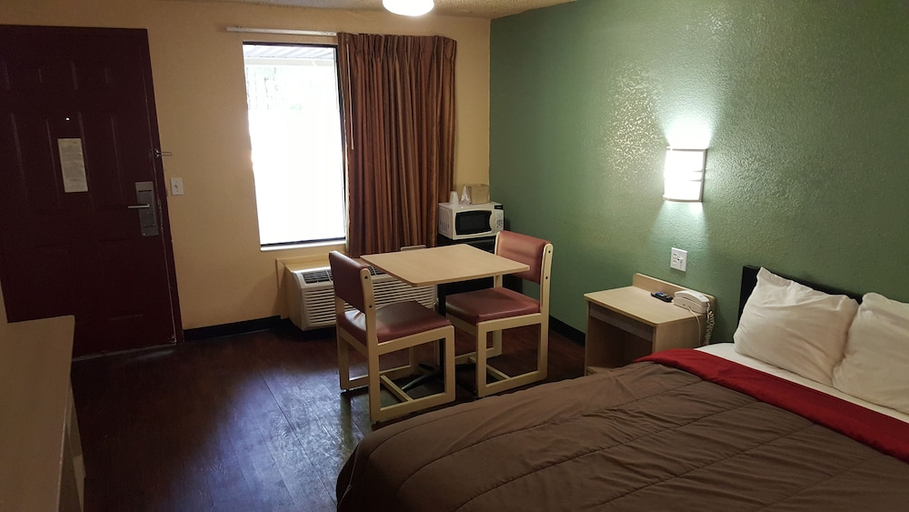 Bedroom 3, Mentor Home Inn, Lake