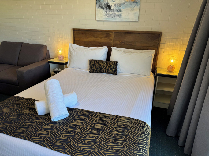 Bedroom 3, Crest Motor Inn, Queanbeyan