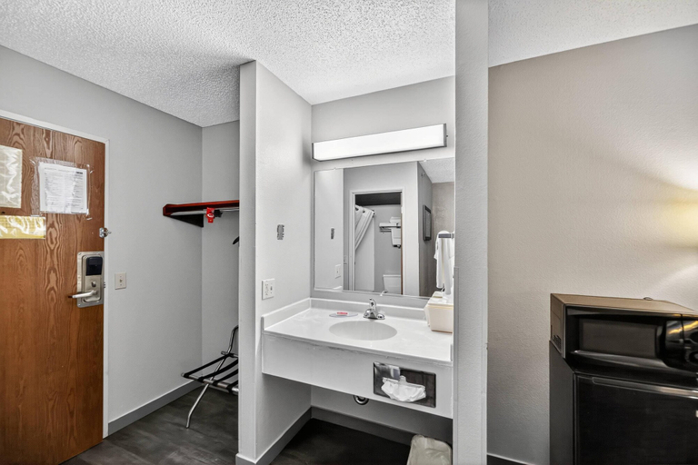 Bathroom 5, Econo Lodge Princeton, Bureau