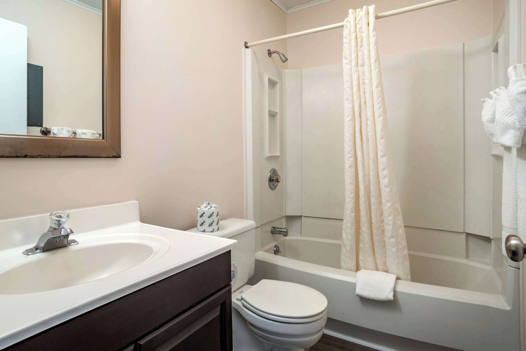 Bathroom 4, Rodeway Inn & Suites Rehoboth Beach, Sussex