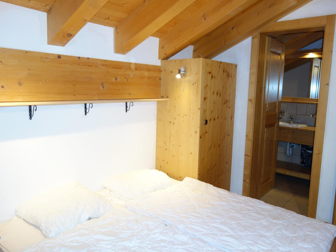 3, Hilltop apartment with views, Sion