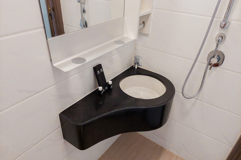 Bathroom 2, Elegant And Comfy Studio At Sky House Bsd Apartment, Tangerang Selatan