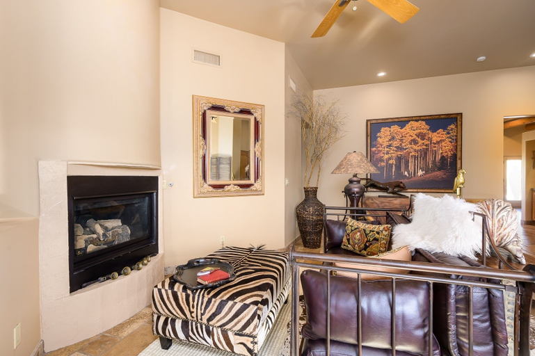 Living area 5, Tonto Retreat 4 Bedroom Home, Maricopa