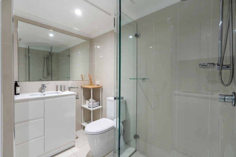 Bathroom 4, Spacious 2-Bed Apartment Near Dining Attractions, Canberra
