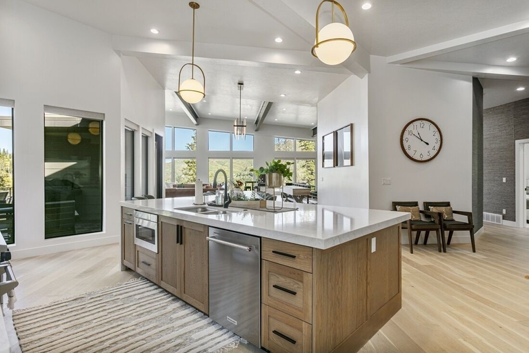 Private kitchen 2, 9005A - Luxury Four Bedroom 4 Home, Salt Lake