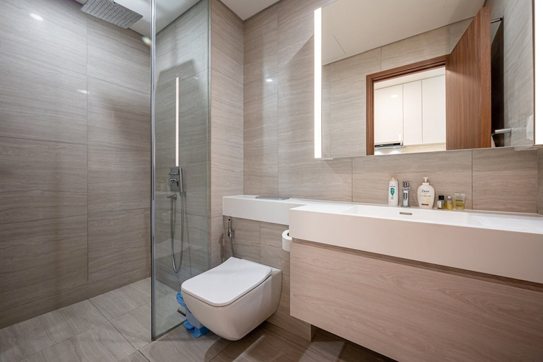 Bathroom, Metropole Thu Thiem Apartment by Sy's Home, Ho Chi Minh City