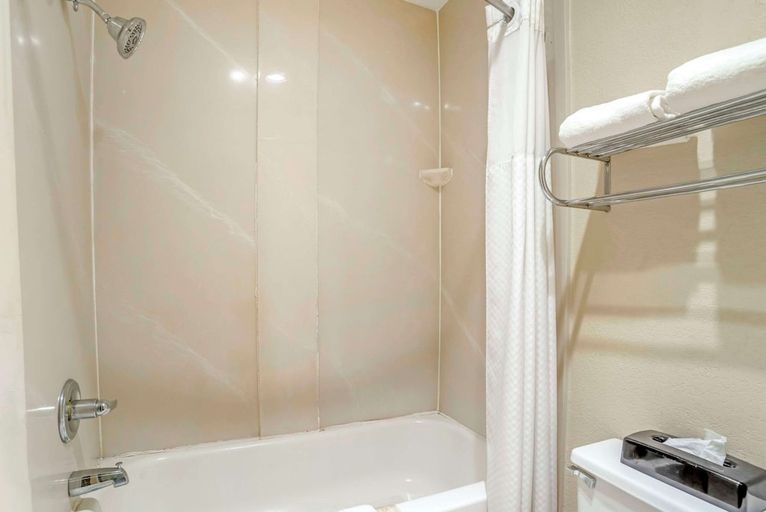Bathroom 4, Quality Inn near Speedway, Wilkes