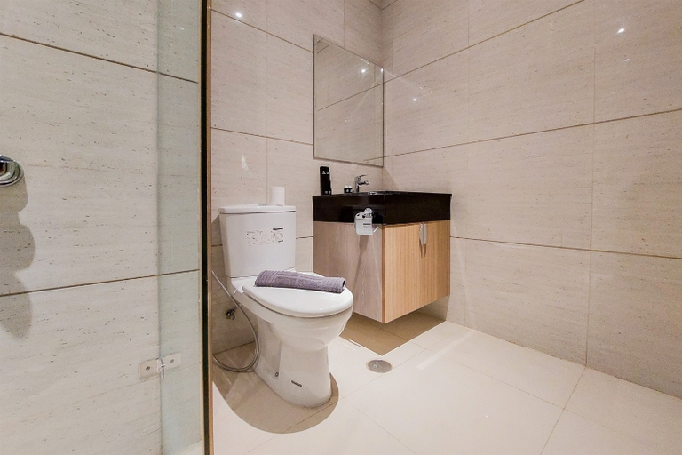 Bathroom 5, Comfort and Modern Apartment 2BR at Brooklyn Alam Sutera By Travelio, Tangerang