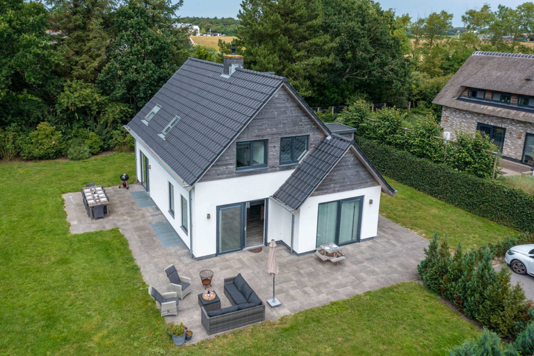 Primary image, Spacious and bright 10-person holiday villa, Texel