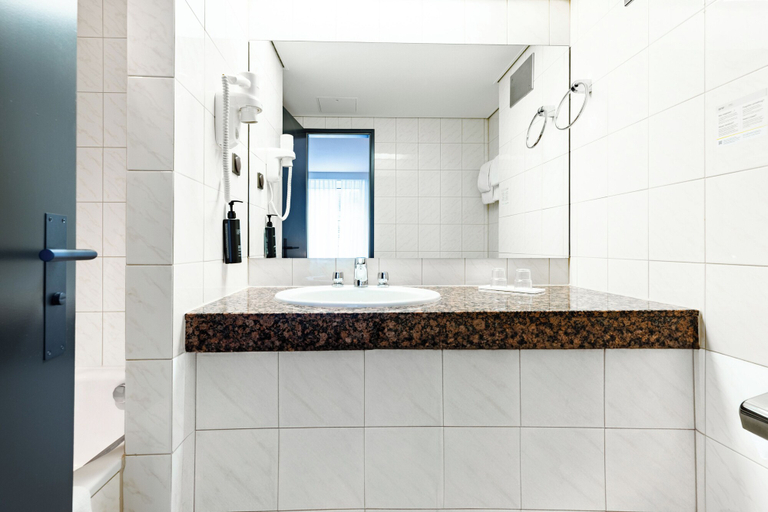 Bathroom 4, Garner Hotel DUSSELDORF - MAIN STATION by IHG, Düsseldorf