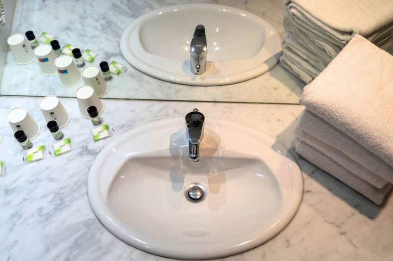 Bathroom 4, Hôtel Le Moderne, Haute-Garonne