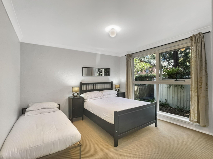 2, Riverside 3-Bed Townhouse with Spacious Deck & BBQ, Eurobodalla