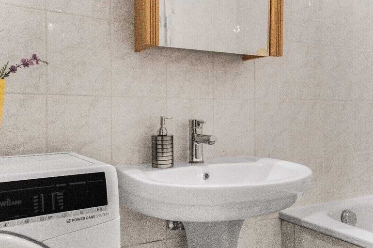 Bathroom 5, 2BR Apt Next to Vienna Vibrant Center, Wien