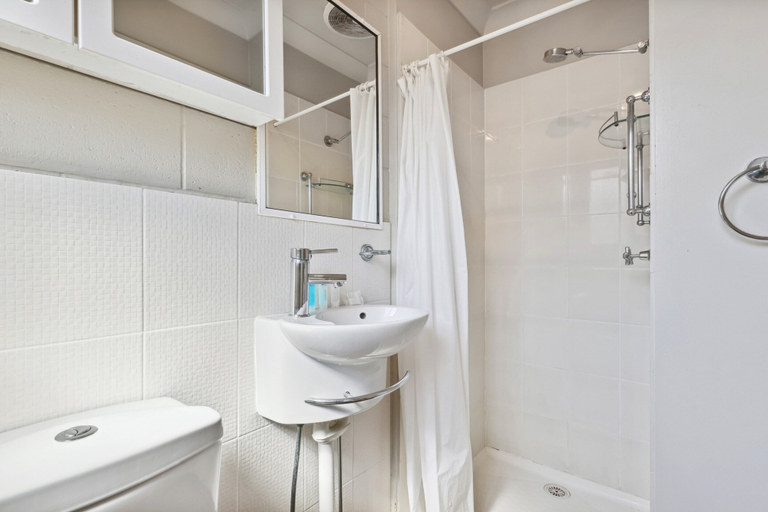 Bathroom, Comfy Studio Near Gabba With Secure Parking, Brisbane