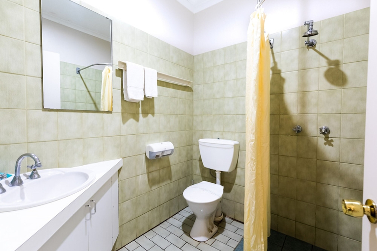 Bathroom, Contour Hotel Katherine, Katherine