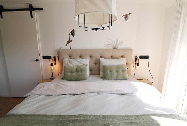Room 3, Beautifully Styled Apartment, Menaldumadeel