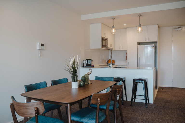Dining 4, Central 1-bed With Balcony, Rooftop BBQ & Parking, Canberra