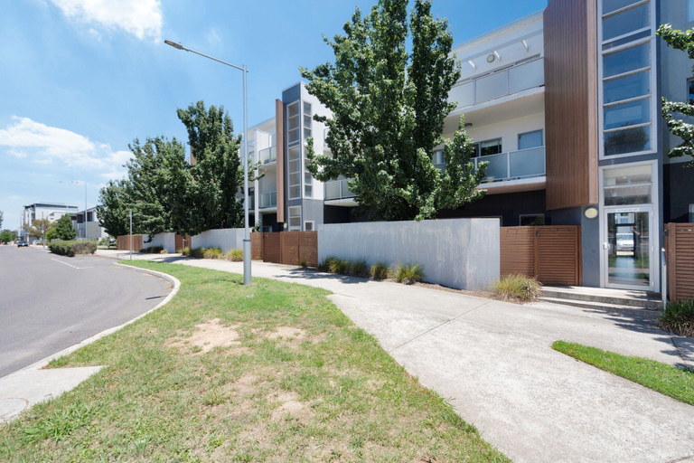 Exterior, Elegant 2-bed Apartment With Balcony, Canberra