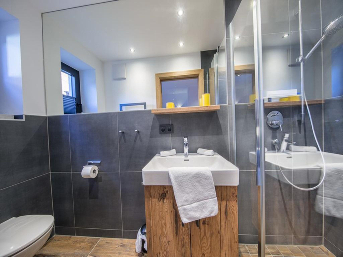 Bathroom 3, Chalet Retreat with Terrace & Sauna, Zell am See