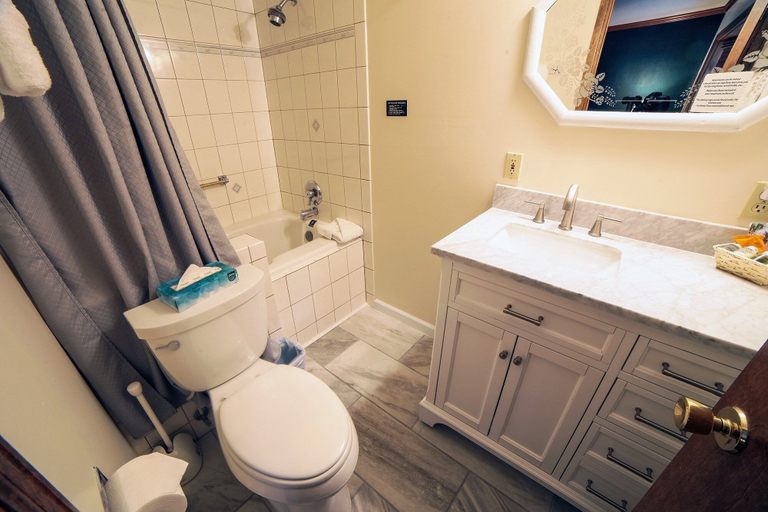 Bathroom, Sunnyside Knoll: 2 Cottage, Larimer
