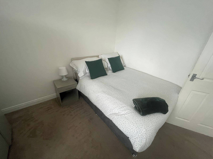 Room 3, Horsforth Apartment Leeds Bradford Airport, Leeds