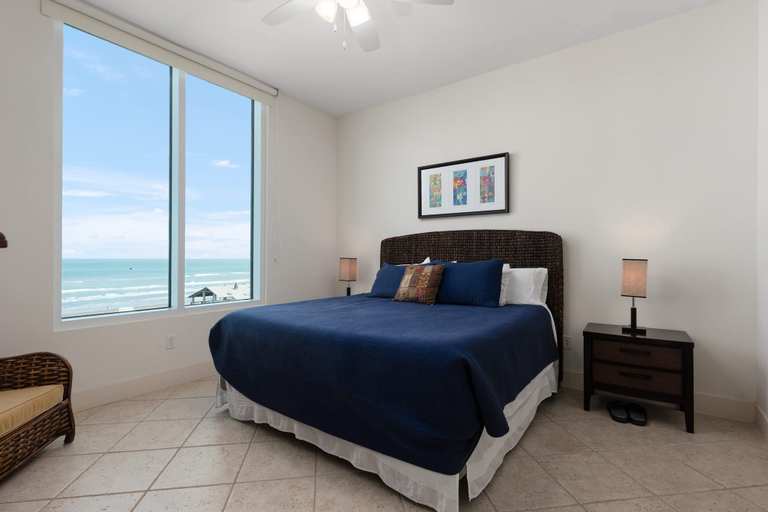 Room 4, Prestigious Luxury Beach & Bay Patios Xl Size 3 Bedroom Apts, Cameron