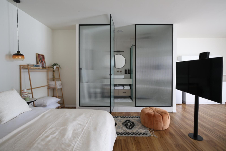 Room 2, Sun Circle