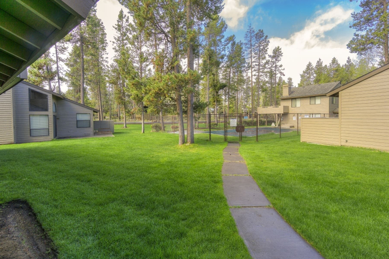 Property grounds, Fairway Village 8 3 Bedroom Condo, Deschutes