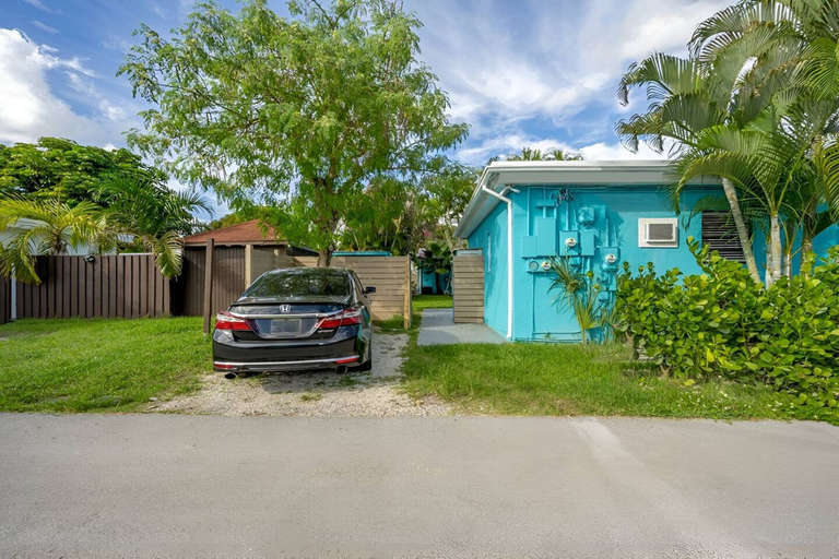 Room 4, Luna Beach House in Hollywood, Broward