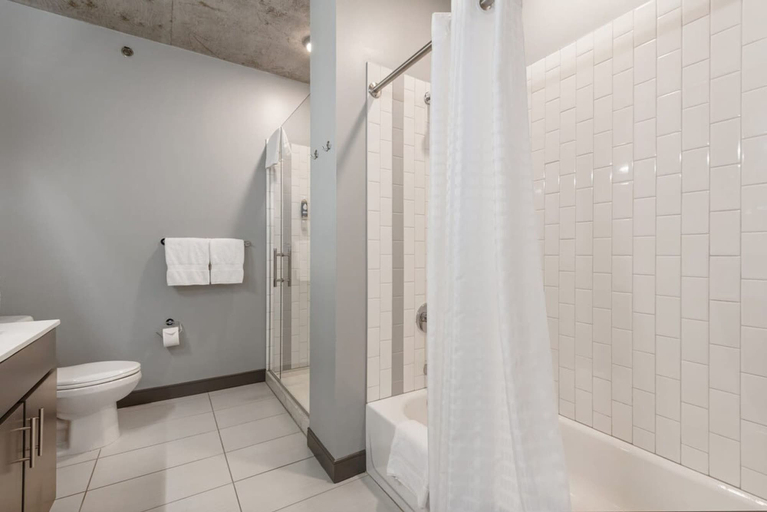 Room 4, Group Home 3 Luxe Apts Spacious Central, Cook