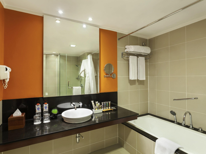 Bathroom 5, Novotel Semarang, Semarang
