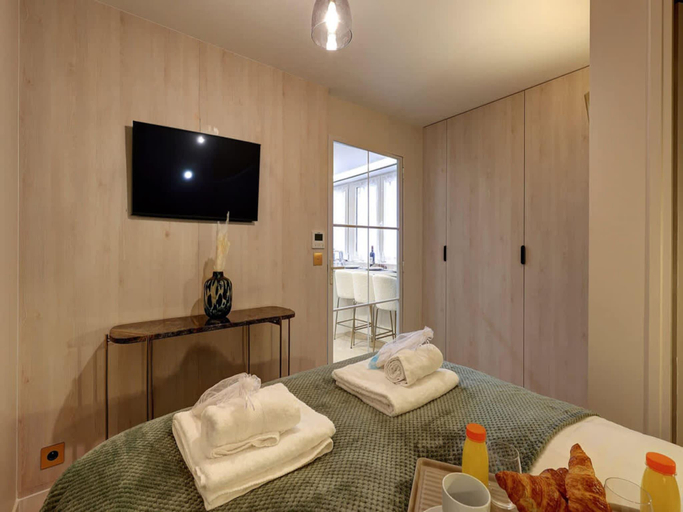 Bedroom 2, Superb AC Apartment  Champs de Mars Eiffel Tower, Paris