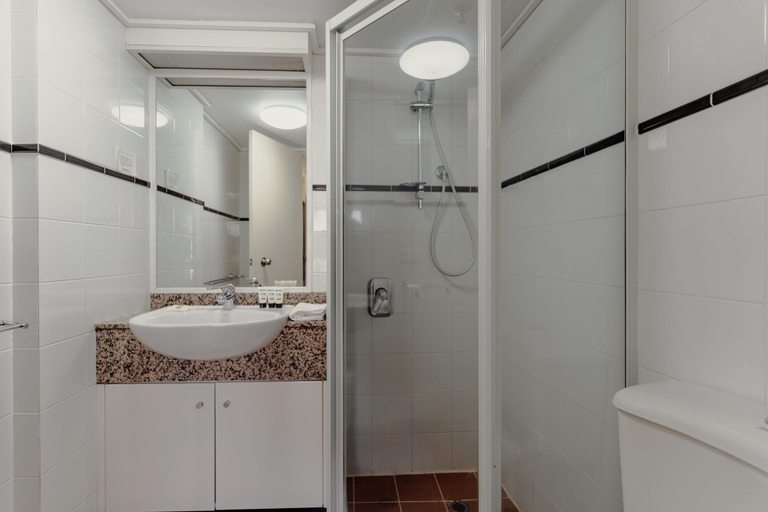 Bathroom, 2-bed With Gym, Tennis Court & Stunning Lake Views, Canberra